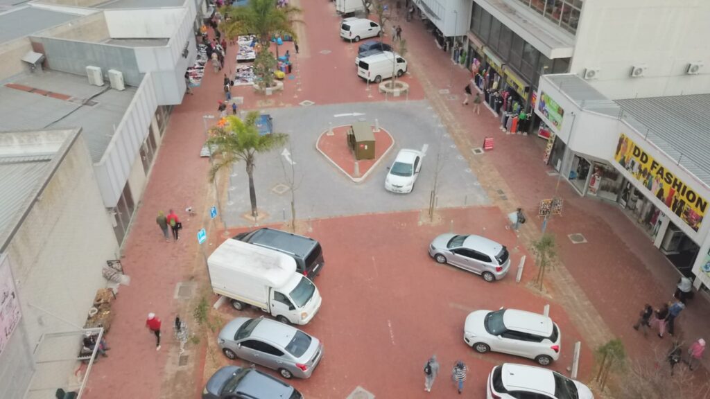 Kruskal Avenue Seating — Bellville CBD, Bellville CBD, Cape Town, Western Cape by Deckspertz — photograph 2
