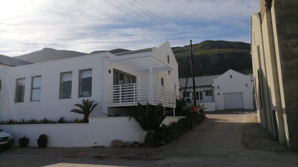 House Naude — Hermanus, Hermanus, Western Cape by Deckspertz — photograph 4