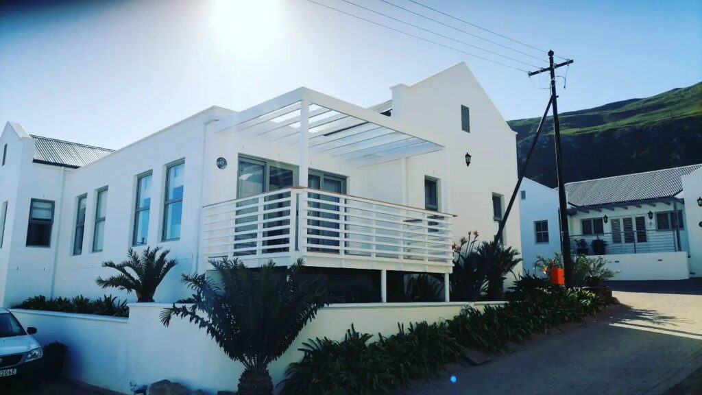 House Naude — Hermanus in Hermanus, Western Cape by Deckspertz